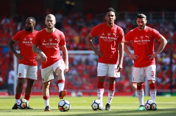 ويلشير مع لاعبي آرسنال