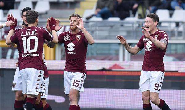 بيلوتي مع لاعبي تورينو