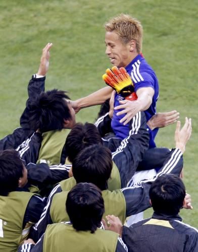 2010-06-14t145545z_01_wca272_rtridsp_3_soccer-world_reuters