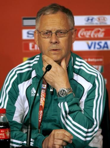 2010-06-11t173315z_01_afr90_rtridsp_3_soccer-world_reuters