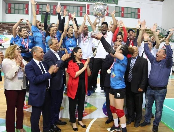 وزيرة الرياضة تسلم الكأس للصفاقسي