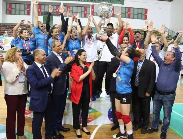 وزيرة الرياضة تسلم الكأس للصفاقسي