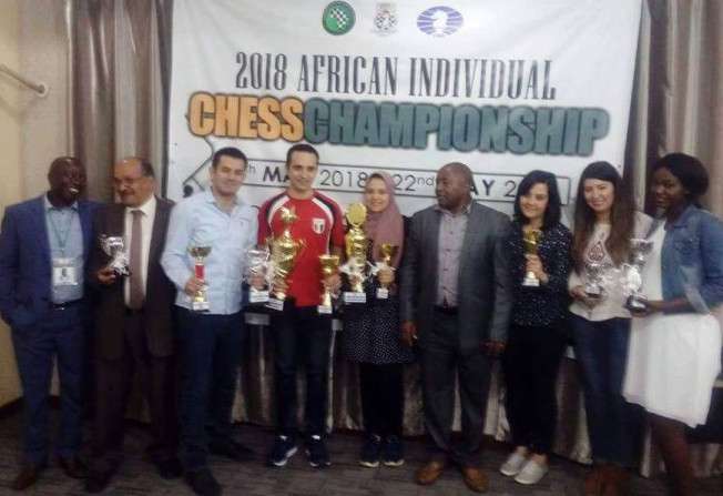 جانب من توزيع الجوائز على الفائزين