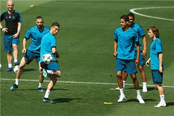 بنزيما بين لاعبي ريال مدريد