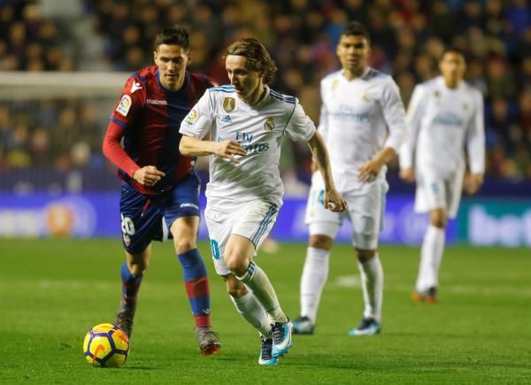 مودريتش نجم وسط الريال ومن خلفه كاسيميرو