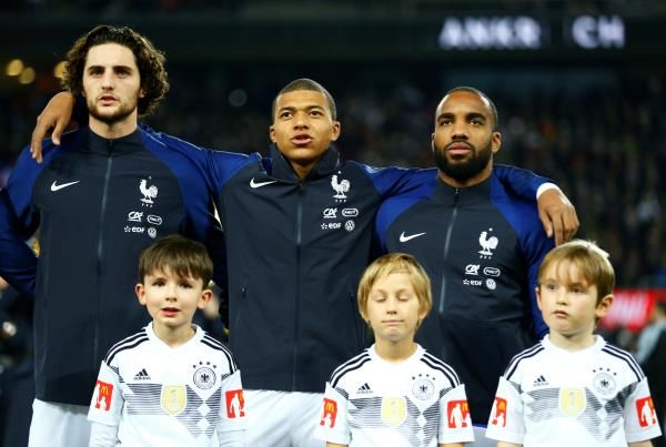 أدريان رابيو (على اليسار)