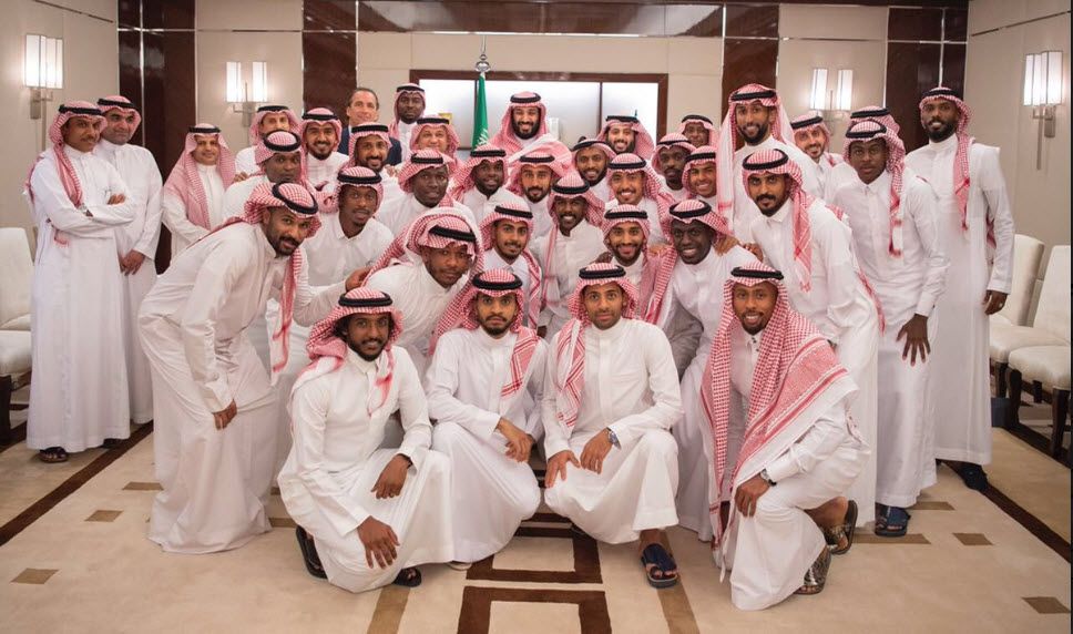 صورة جماعية للاعبين رفقة ولي العهد