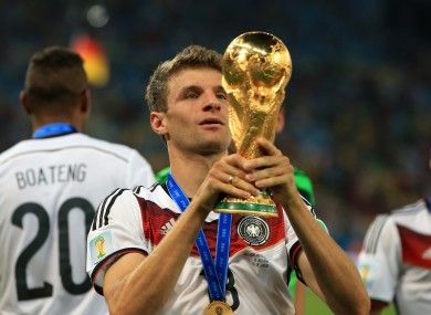 توماس مولر يحمل كأس العالم