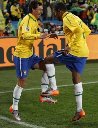 2010-06-15t201132z_01_wcc831_rtridsp_3_soccer-world_reuters