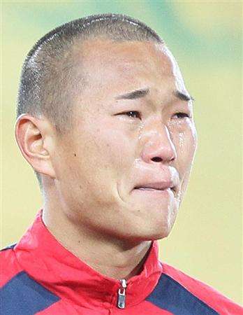 جونغ تاي سي عندما ذرف دموعه بعد سماع النشيد الوطني لبلاده