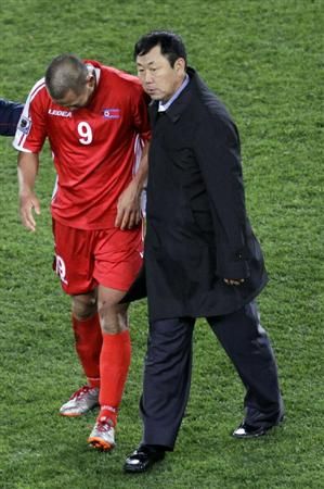 المدرب كيم جونغ هون يواسي مهاجمه تاي سي بعد المباراة