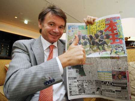 فيليب تروسيه عند زيارته لمقر صحيفة سبونيتشي آنيكس اليابانية