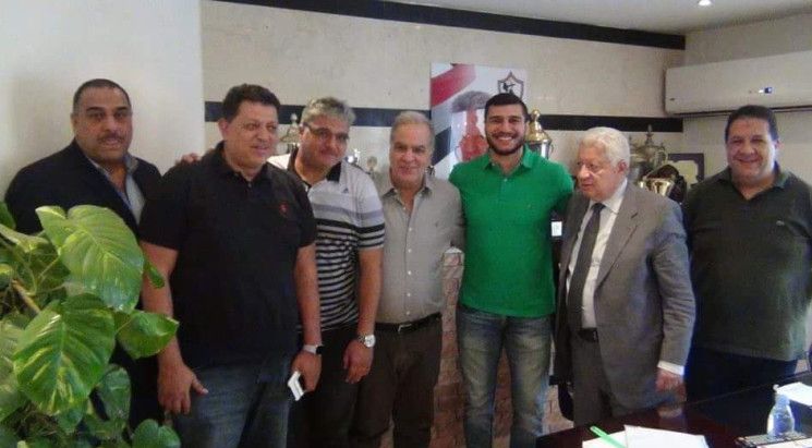 جانب من التوقيع