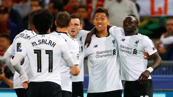 ماني وصلاح مع زملائهم في ليفربول