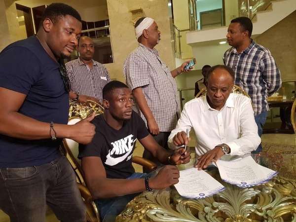 أثناء التوقيع على العقود