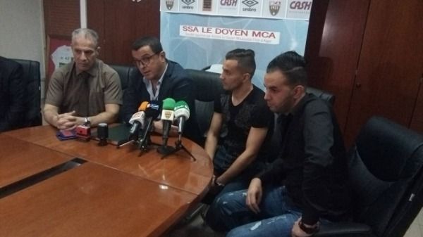 أثناء توقيع اللاعب