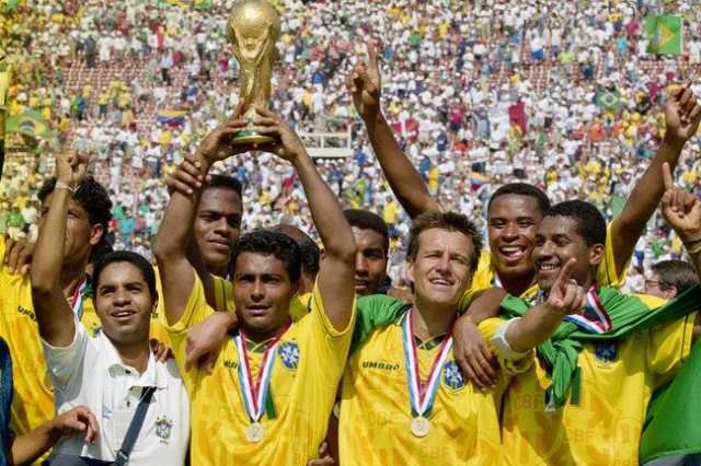 روماريو يحمل كأس العالم
