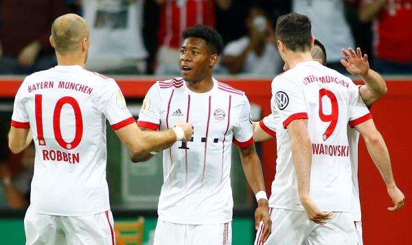 ألابا مع لاعبي بايرن ميونخ