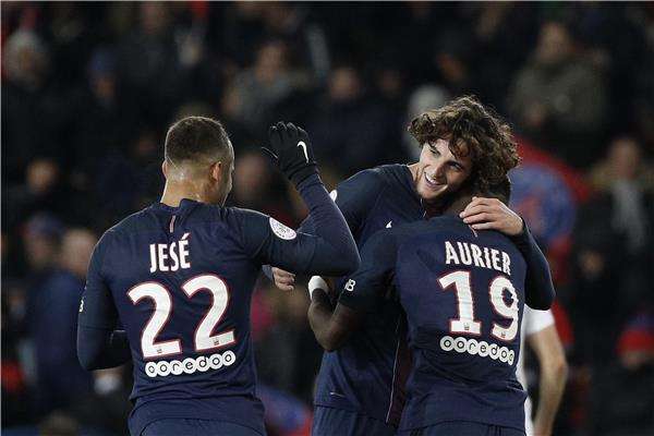 رابيو مع لاعبي سان جيرمان