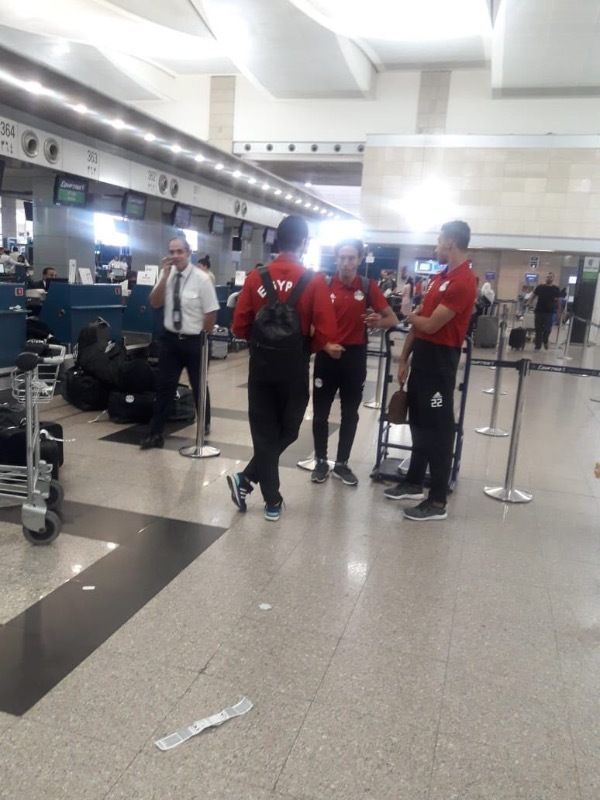 لاعبو المنتخب في المطار