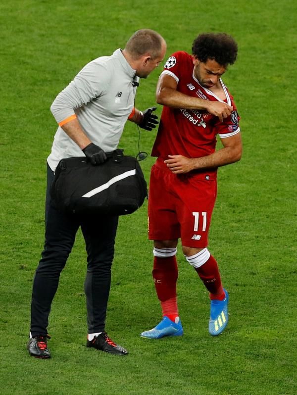 صلاح مع معالج ليفربول قبل الخروج