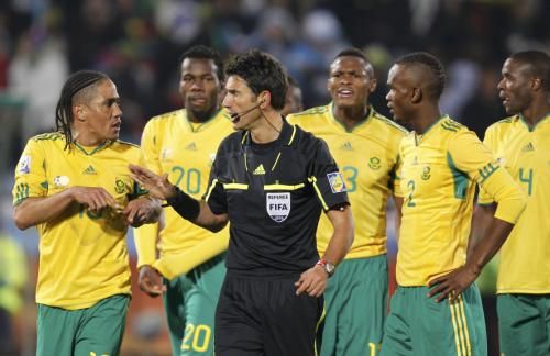 لاعبي جنوب أفريقيا والاحتجاج على قرار الحكم