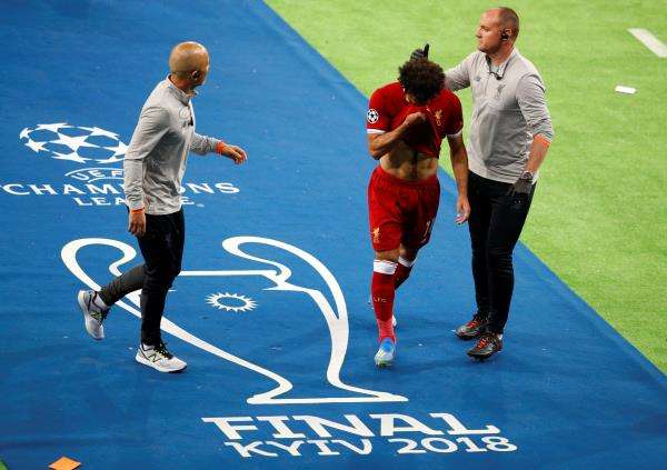 محمد صلاح أثناء خروجه