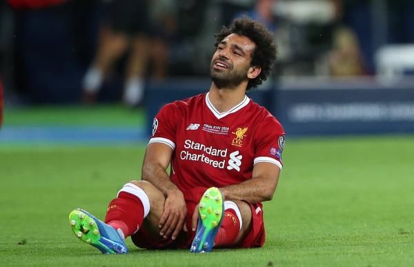 محمد صلاح متأثرا بالإصابة