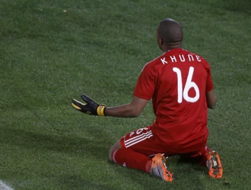 الحارس الجنوب أفريقي اتوملينج كوني على الارض ويحتج على قرار طرده من الملعب