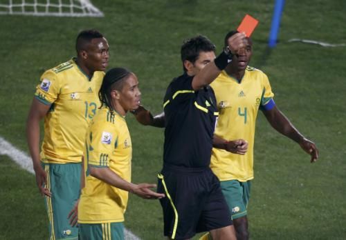 الحكم موسيما بوساكا يشهر البطاقة الحمراء لحارس الجنوب أفريقيا اتوملينج كوني