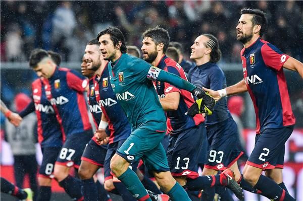 بيرين مع لاعبي جنوى