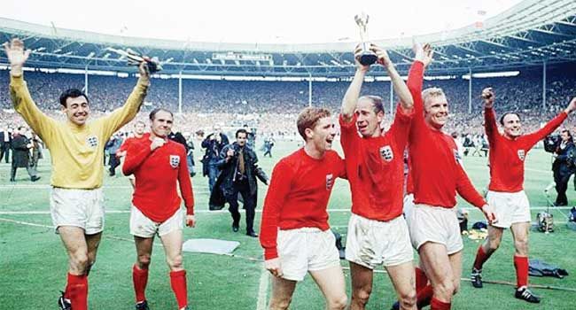 بوبي تشارلتون يحمل الكأس