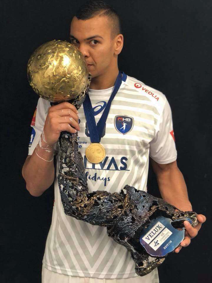 ممدوح هاشم حاملاً كأس بطولة دوري ابطال أوروبا