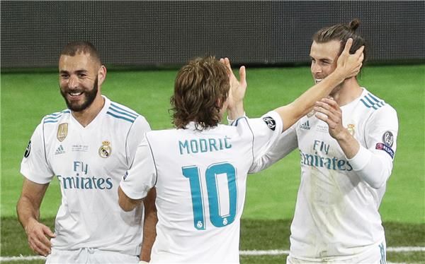 بيل مع لاعبي ريال مدريد