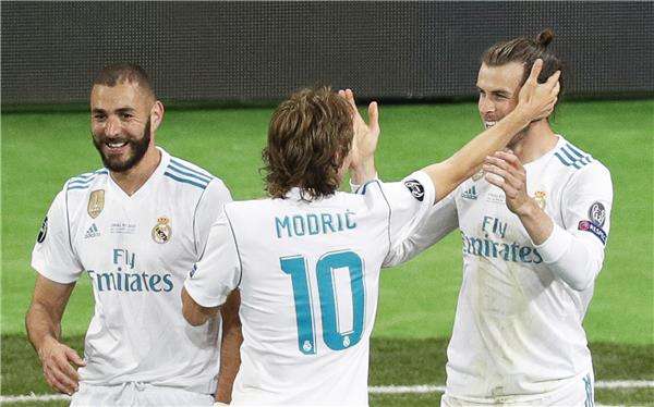 بيل مع لاعبي ريال مدريد