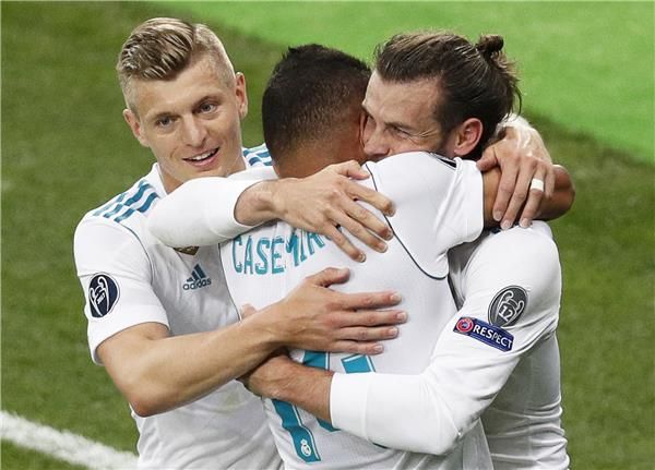 بيل مع لاعبي ريال مدريد