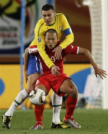 جونغ تاي سي في صراع كروي مع لوسيو