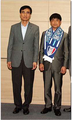 السيد يون سونغ هيو ( يمين ) بعد إتفاقه مع إدارة سامسونغ