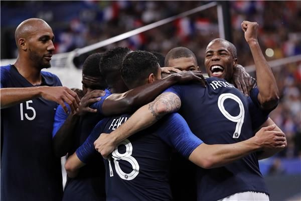 أوليفيه جيرو مع لاعبي فرنسا