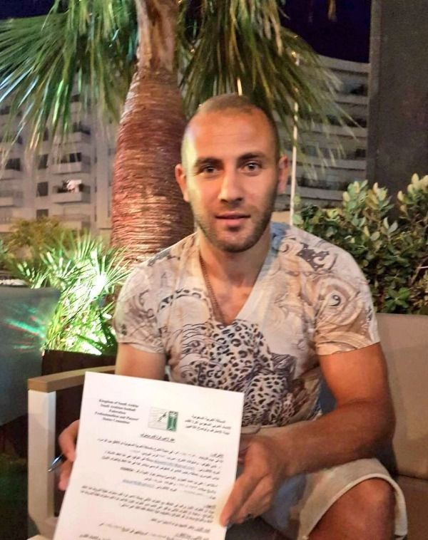 علي العياري بعد توقيع العقد