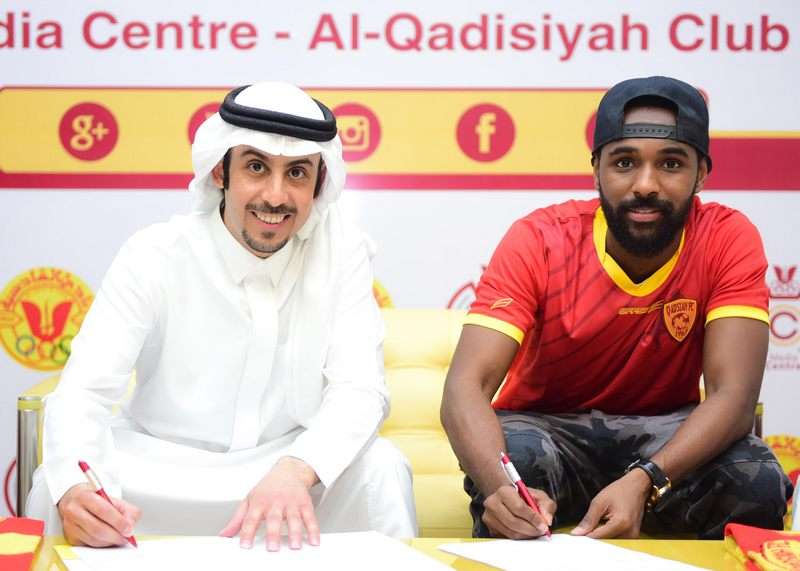 جانب من توقيع العقد الجديد