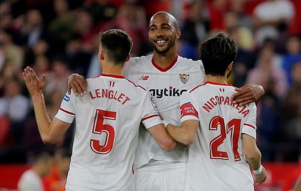 لينجليت مع لاعبي إشبيلية