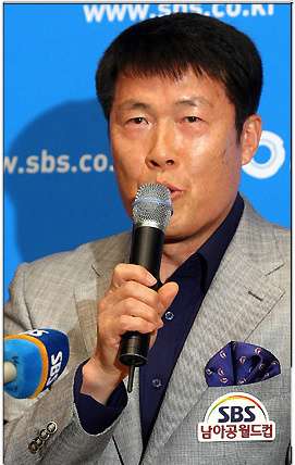 السيد تشا عند تحليله لمباراة كوريا الجنوبية والأرجنتين لقناة SBS الكورية