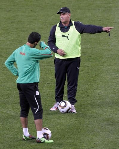 2010-06-17t181538z_01_cb05_rtridsp_3_soccer-world-algeria_reuters