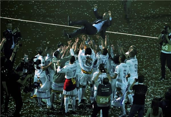 زيدان يحتفل مع لاعبي ريال مدريد