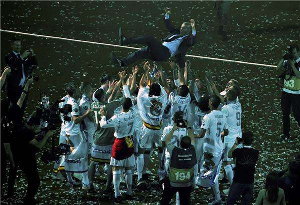 زيدان يحتفل مع لاعبي ريال مدريد