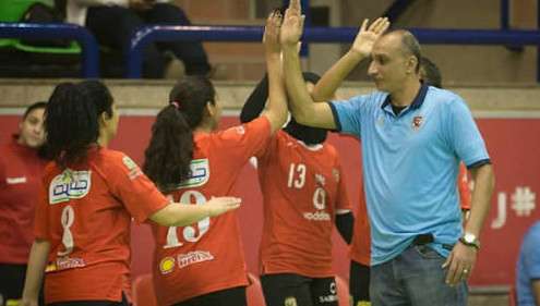 ياسر صلاح مع لاعبات الأهلي