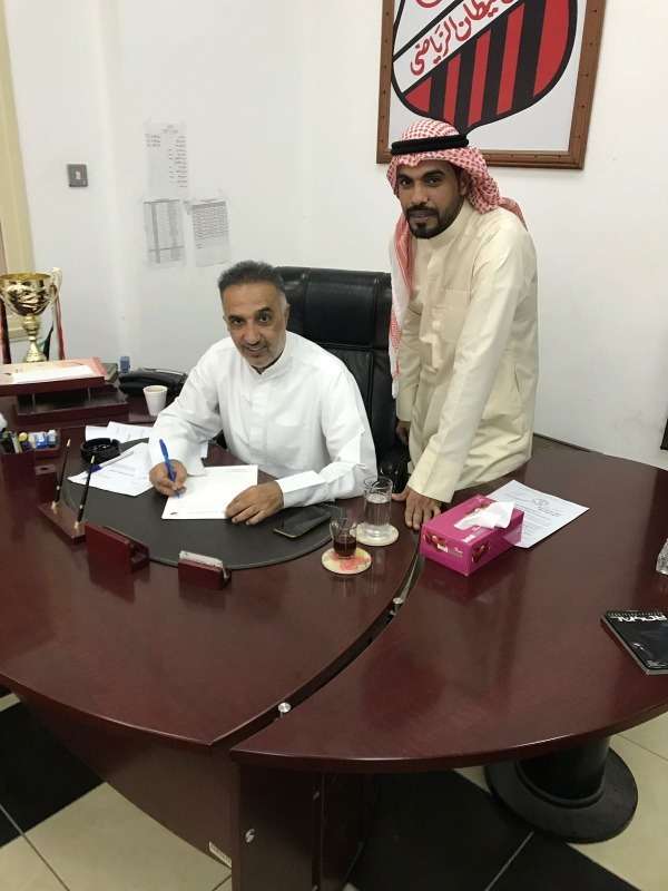 خالد أحمد أثناء التوقيع