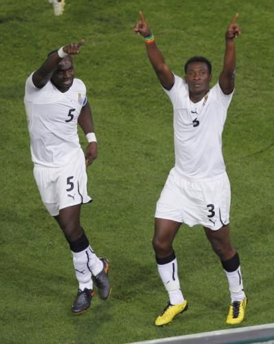 جيان أسامواه و جون منساه يحتفلان بالهدف خلال مباراة صربيا و غانا