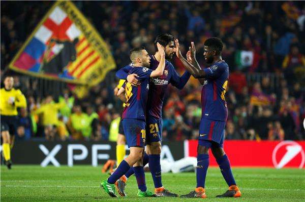 جوميز مع لاعبي برشلونة